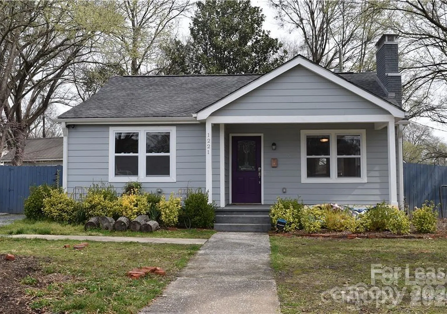 Cute Cottage - Fenced Backyard — Photo 1