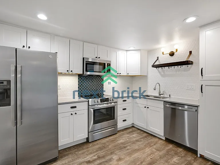 528 NE Serpentine Pl — Photo 5