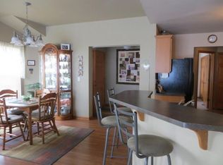 616 Ravenwood Ct, Waterford, WI 53185