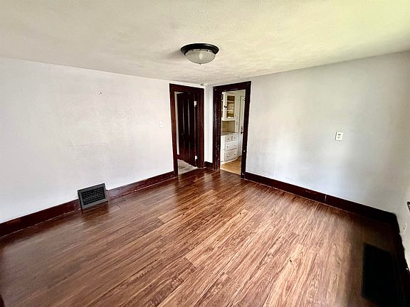 4th image of 429 E St