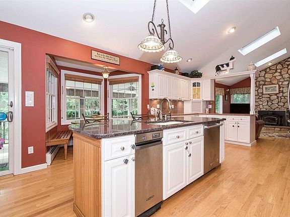 5th image of 12 Beaverbrook Dr