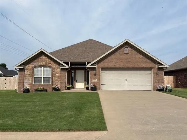 1011 Harvest St, Centerton, AR 72719