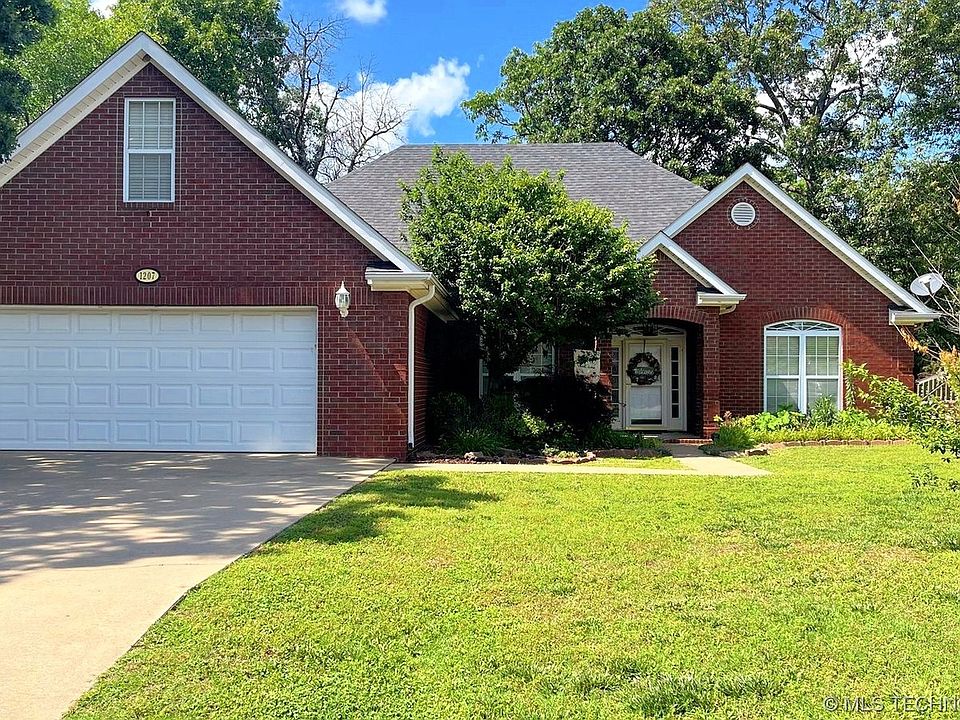 1st image of 1207 W Red Oak St