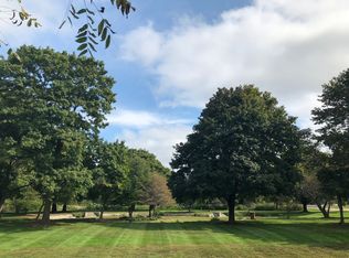 700 Stonegate Rd, Libertyville, IL 60048