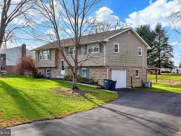 3rd image of 220 Maple Ln