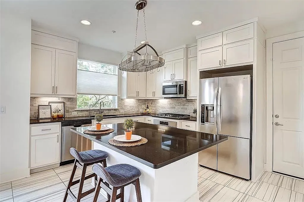 3 bed, 2.5 bath, 1843 sqft, $3,850 — Photo 2