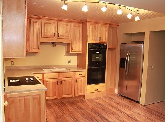  New kitchen, double oven, stainless fridge