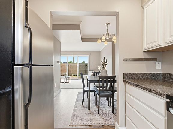 4th image of 1375 Bluff Ave #B