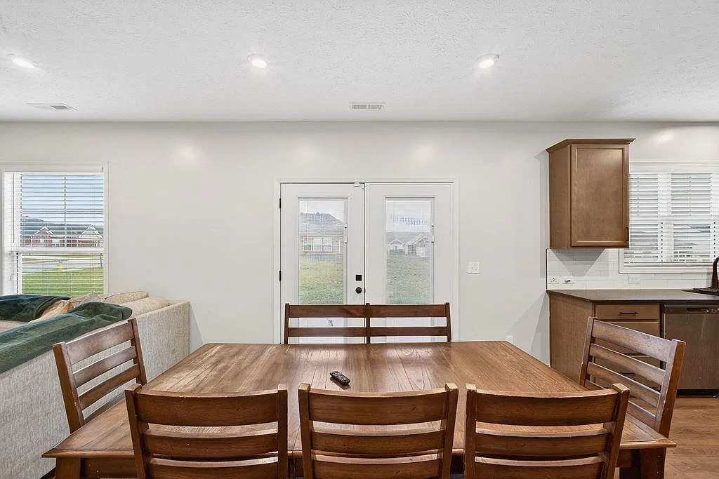4 bed, 2544 sqft, $2,400 — Photo 4