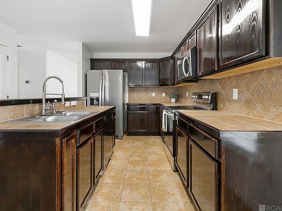 5th image of 42456 Goldstone Ave