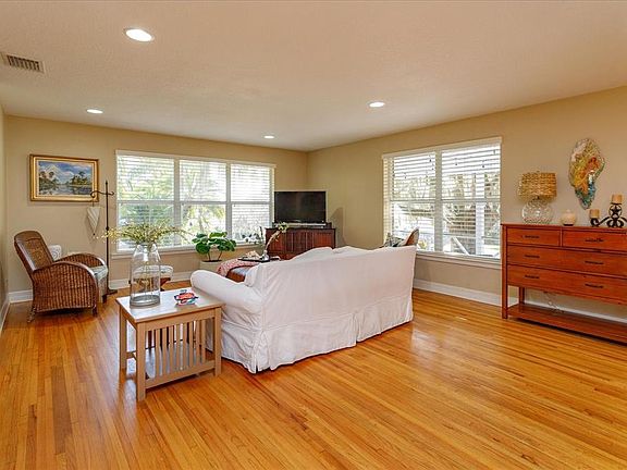 5th image of 415 Palm Ln
