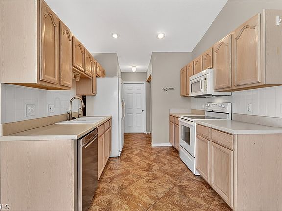 5th image of 2202 SW 39th St