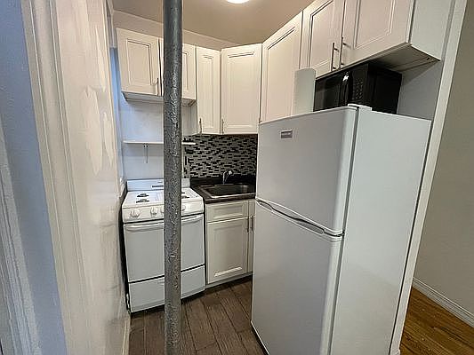 4th image of 114 E 1st St APT 29