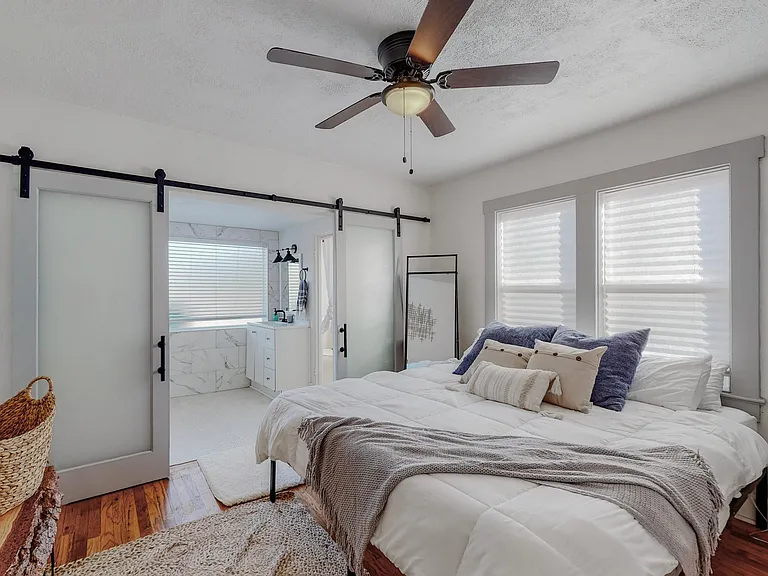 221 Girard Blvd SE — Photo 14