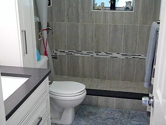 2nd image of 1821 Racquet Ct