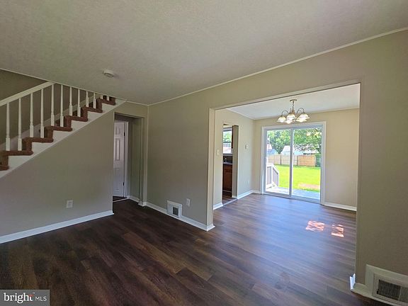 4th image of 39 Maplewood Ave