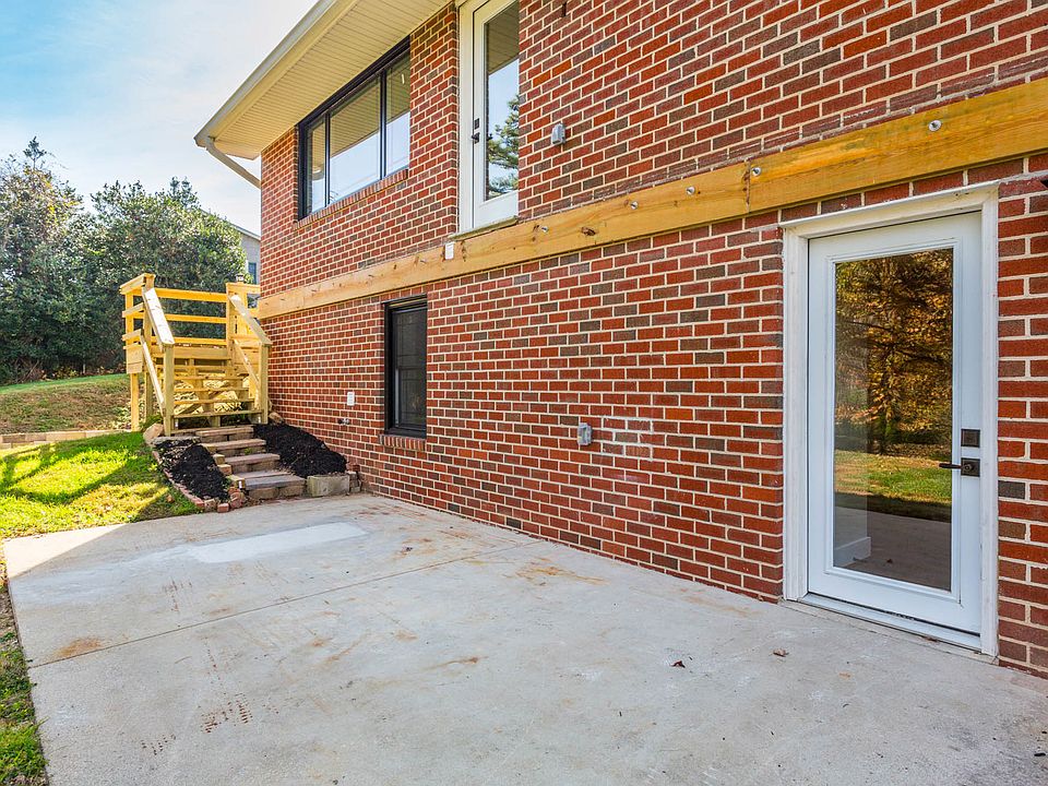 ENTRANCE WITH PRIVATE PATIO