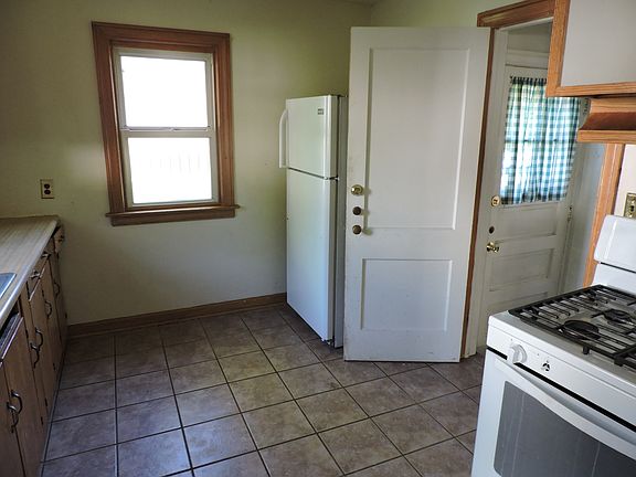 2nd image of 629 Putnam Ave