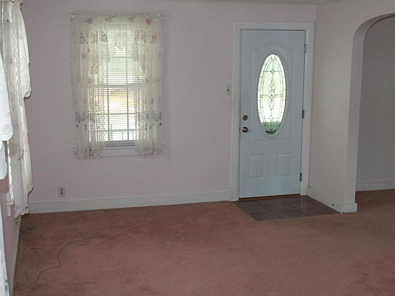 3rd image of 93 N Goodwin Ave