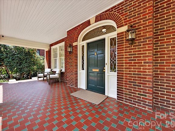3rd image of 700 Queens Rd