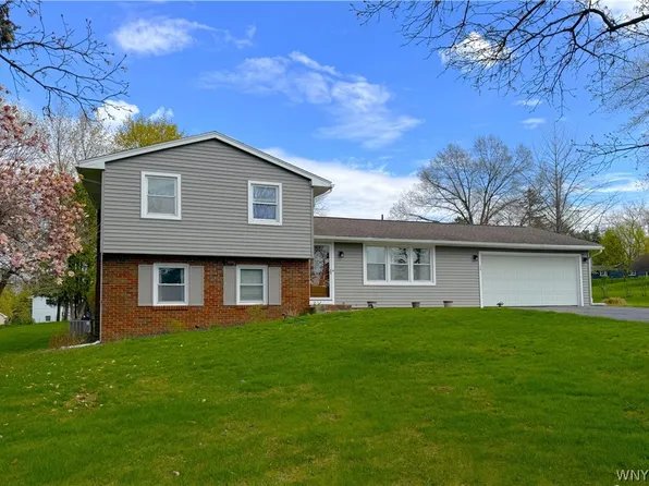 24 Dahlia Dr, Fairport, NY 14450