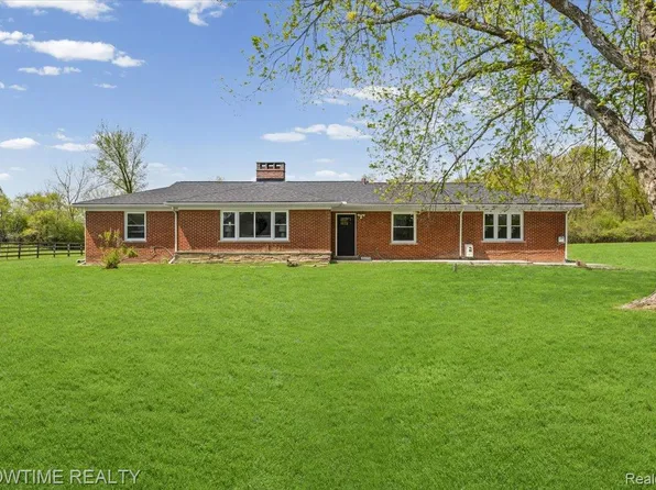 25275 Ormond Dr, Southfield, MI 48033