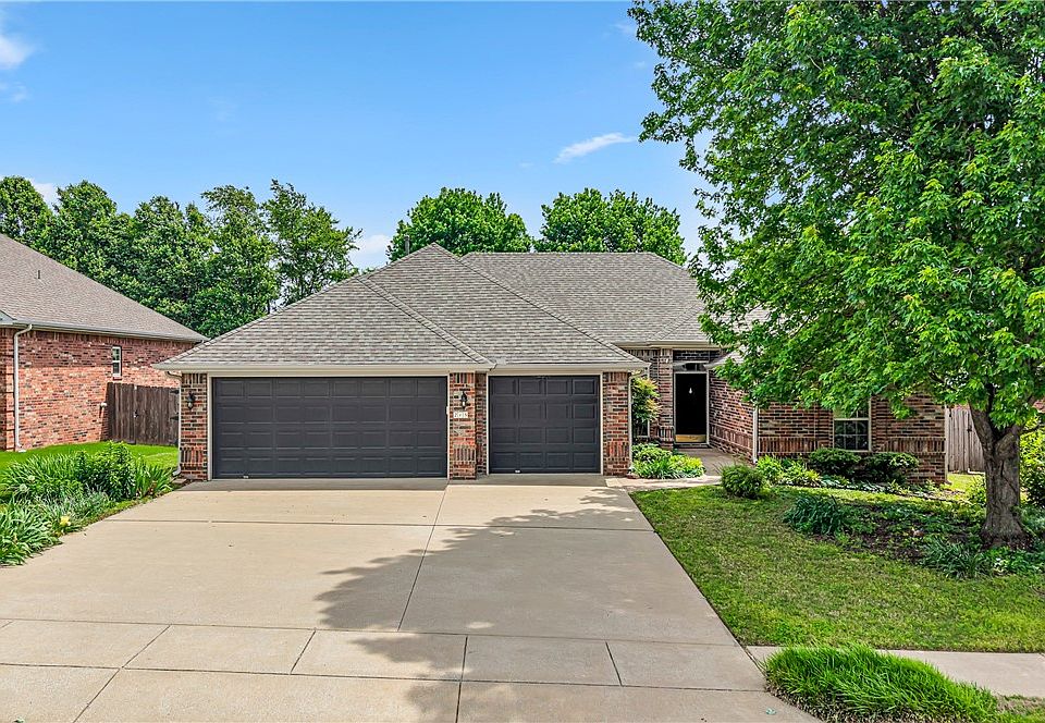 1st image of 215 Dawn Dr