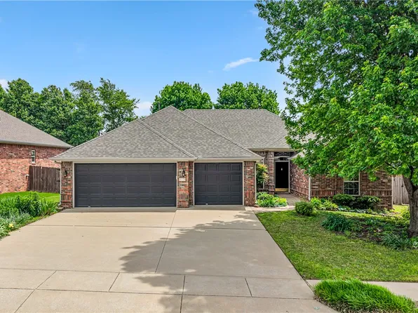215 Dawn Dr, Centerton, AR 72719