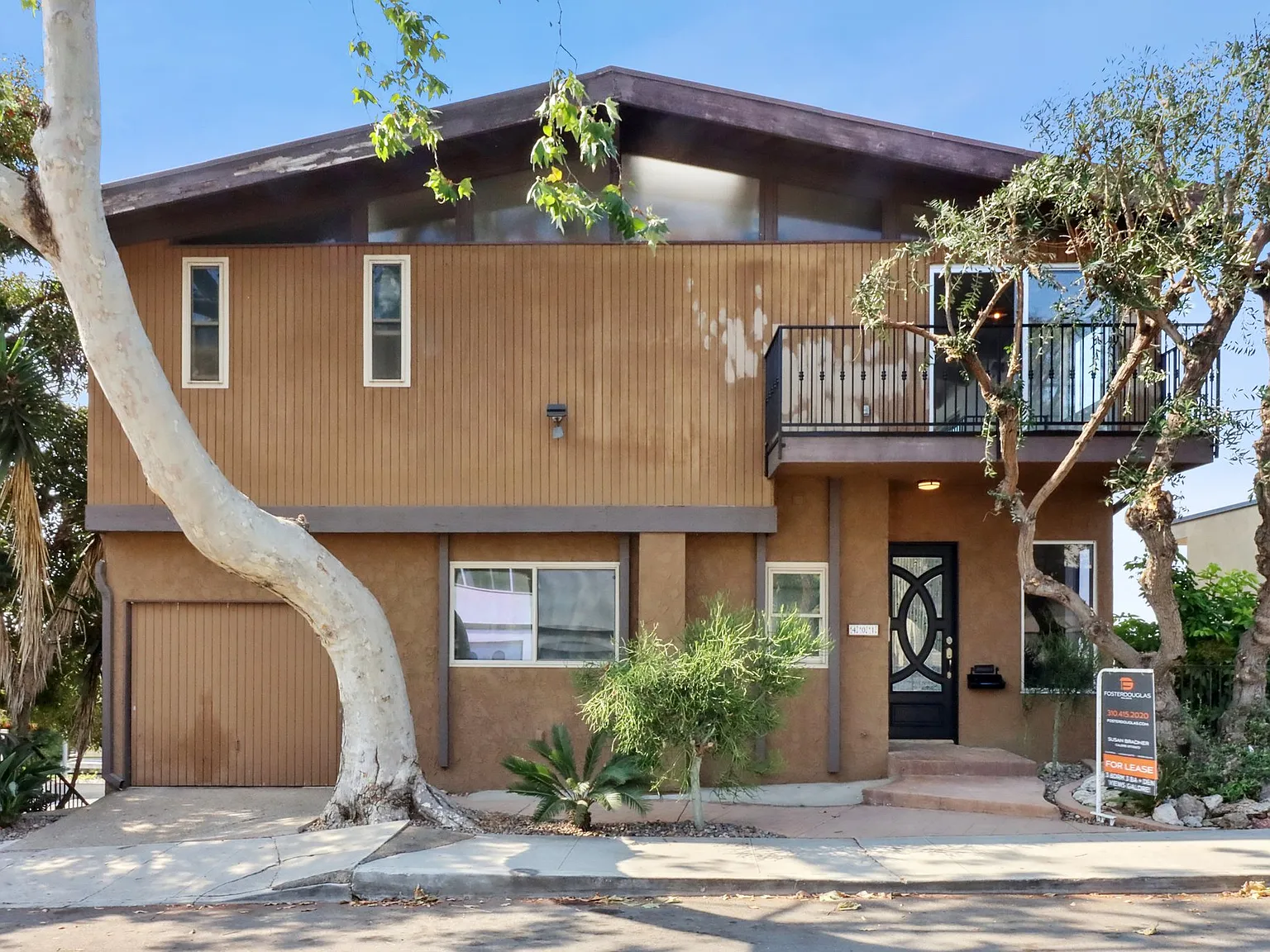 401 Pershing Dr — Photo 1