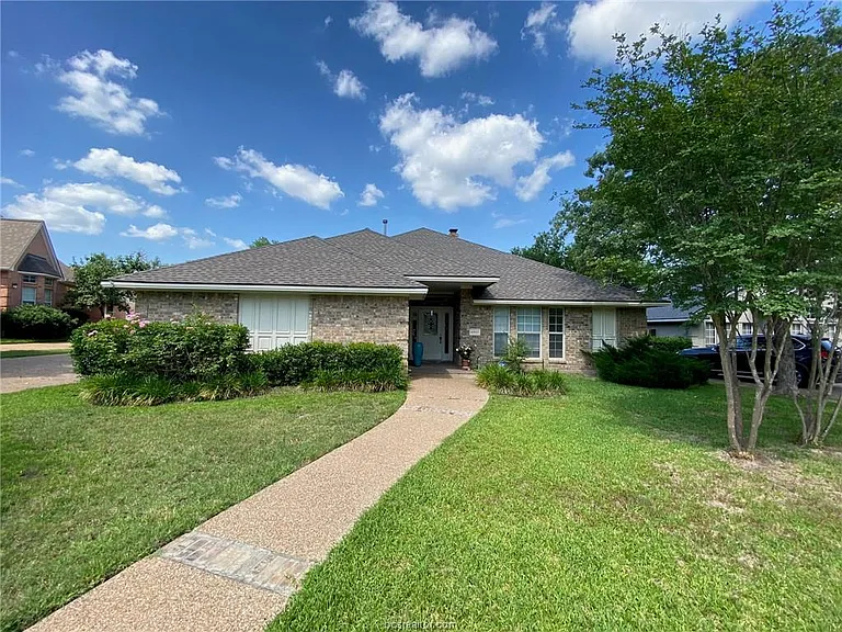 4903 Bay Oaks Ct — Photo 2