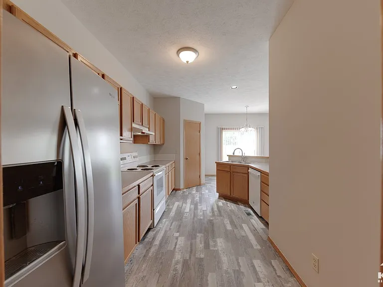 519 N Bristol Ct — Photo 6