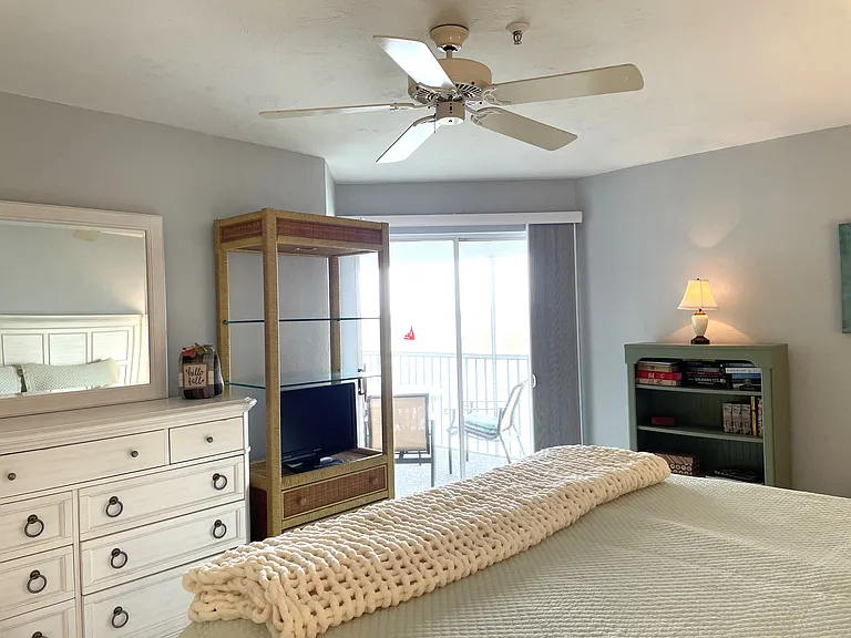 Master bedroom-king bed
