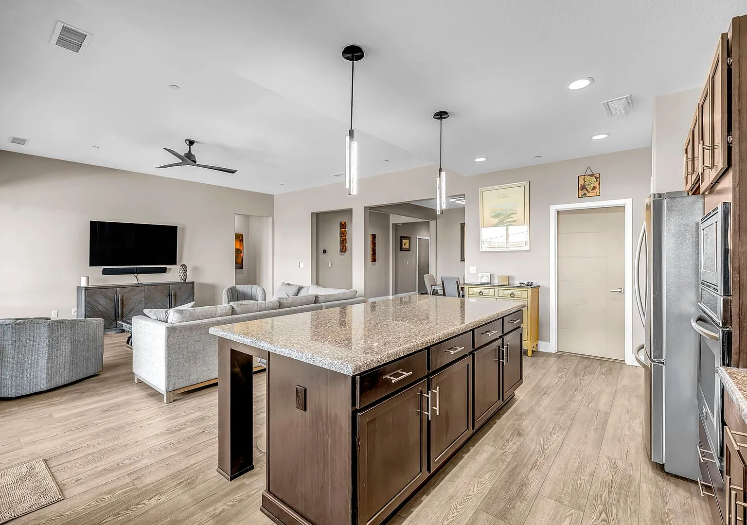 Luxury Single-Story Living Fully Furnished In Miramonte — Photo 4
