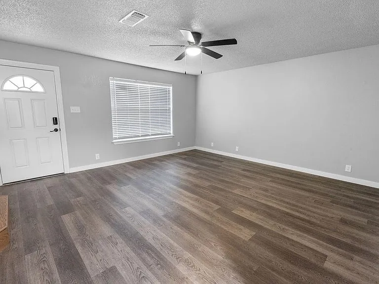 705 W Crawford St #709 — Photo 2