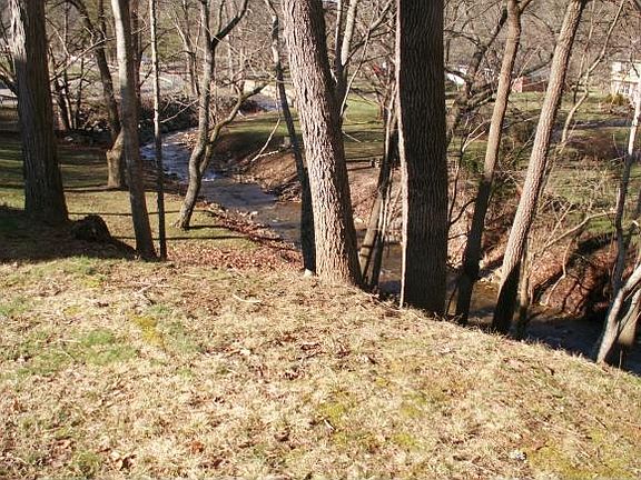 2nd image of 607 E Hillcrest Dr