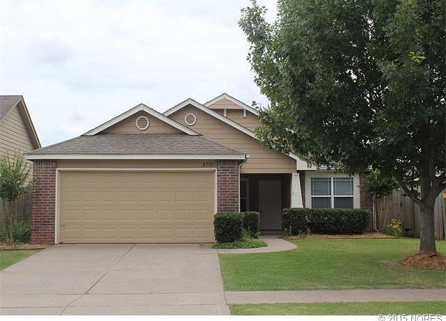 Front of House offers Lots of Curb Appeal
