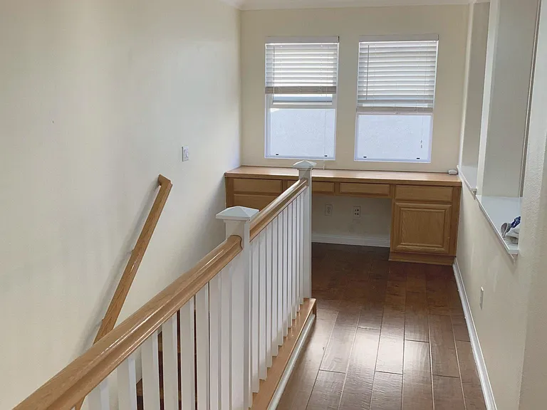Staircase landing w/nook