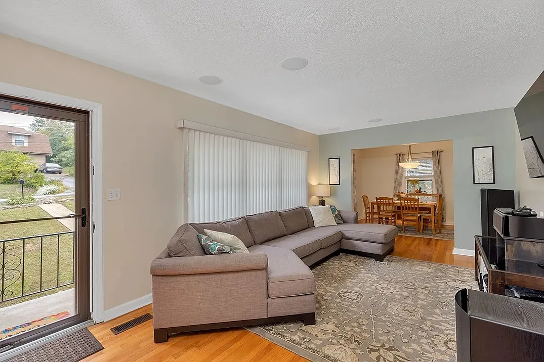 3 bed, 2.5 bath, 2085 sqft, $2,100 — Photo 3