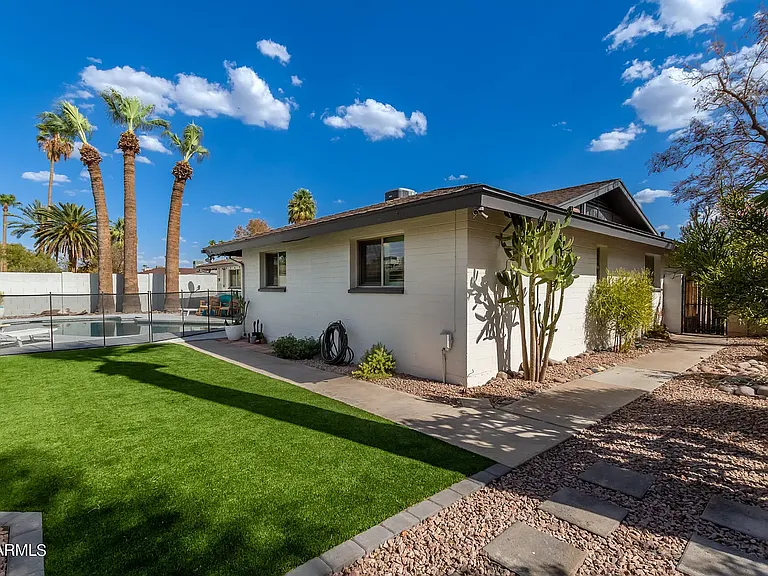 1942 E Pebble Beach Dr — Photo 3