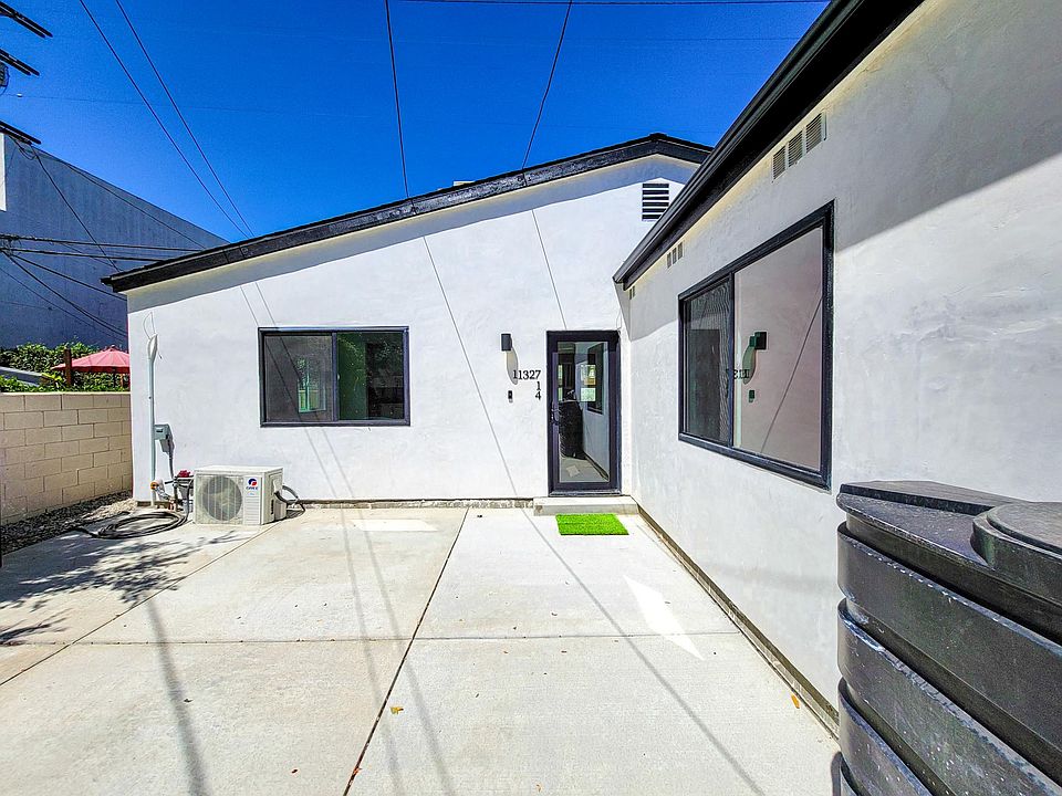 1st image of 11327 Blix St #1/4