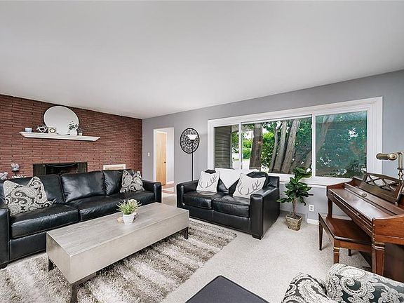 4th image of 1044 Delphinium Dr