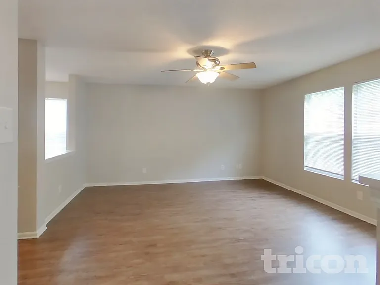 678 Runnymede Ct — Photo 3