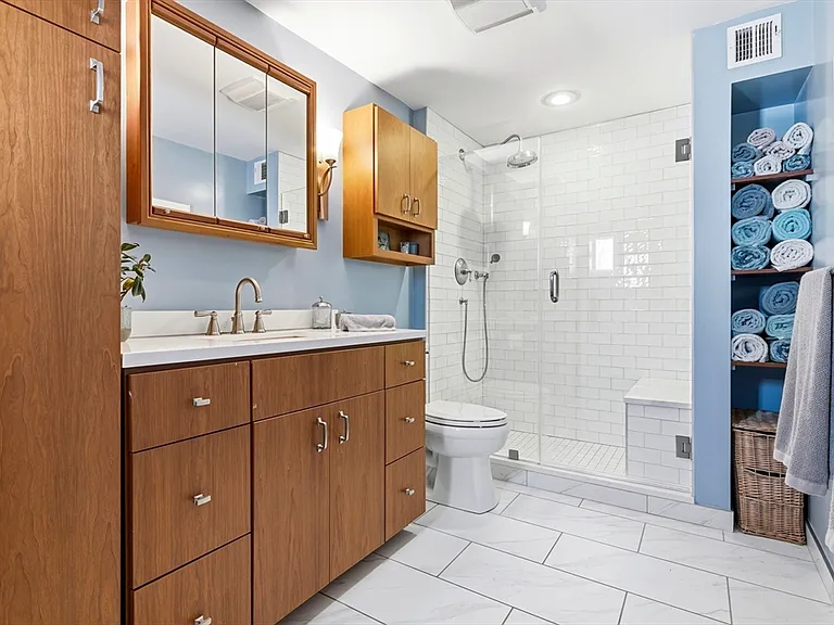 419 E 3rd St #3 — Photo 9