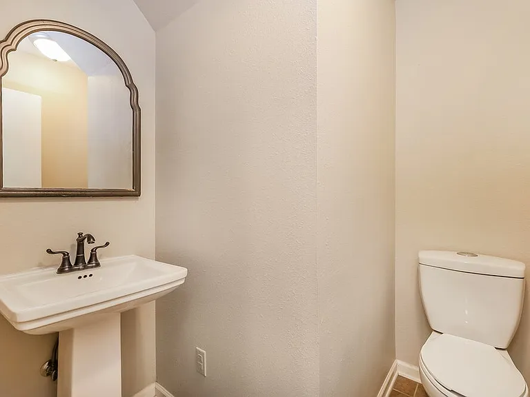 831 Skywatch Ln — Photo 16