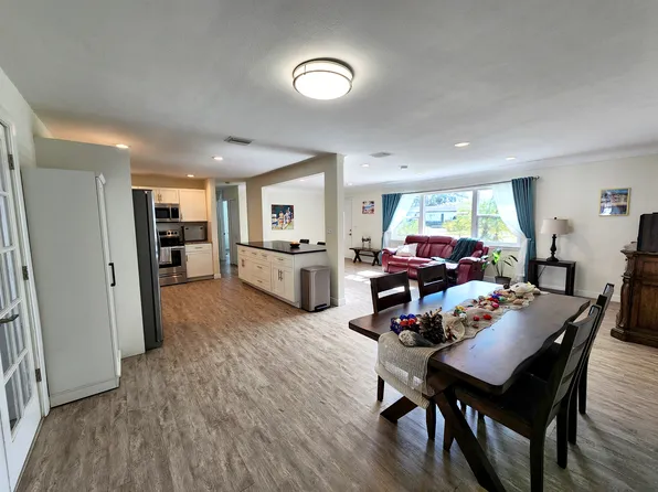 6049 45th Ave N, Kenneth City, FL 33709