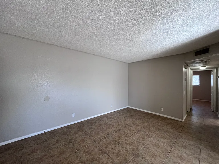 600 E 5th St #10 — Photo 5