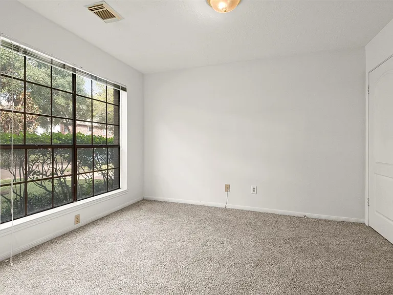 2415 Parkwood Ln — Photo 7