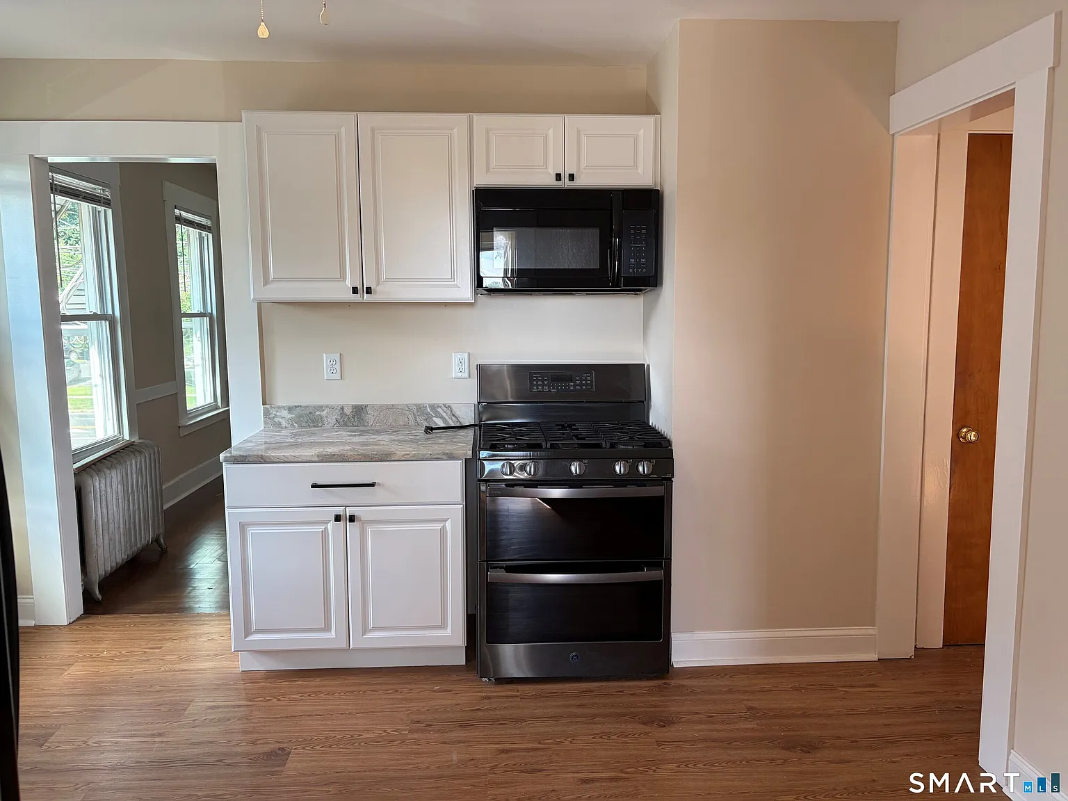 3 bed, 1.0 bath, 1400 sqft, $2,300 — Photo 4