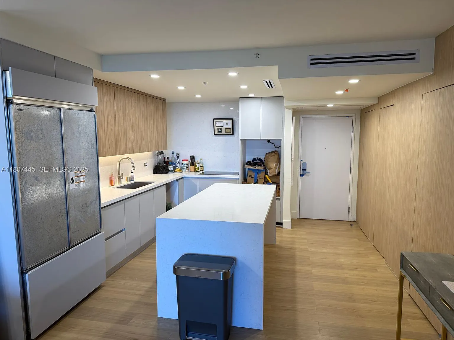1 bed, 850 sqft, $7,995 — Photo 3