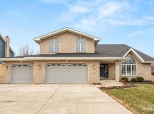 8146 Hampton Dr, Woodridge, IL 60517